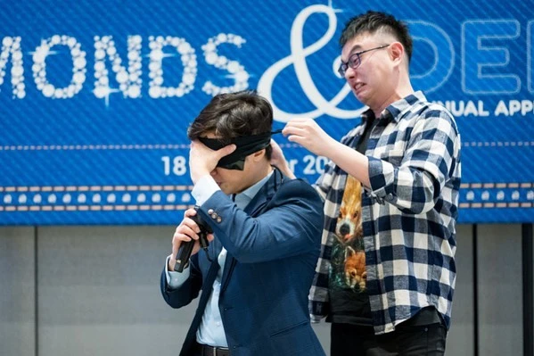 mind reader illusionist Nique Tan
